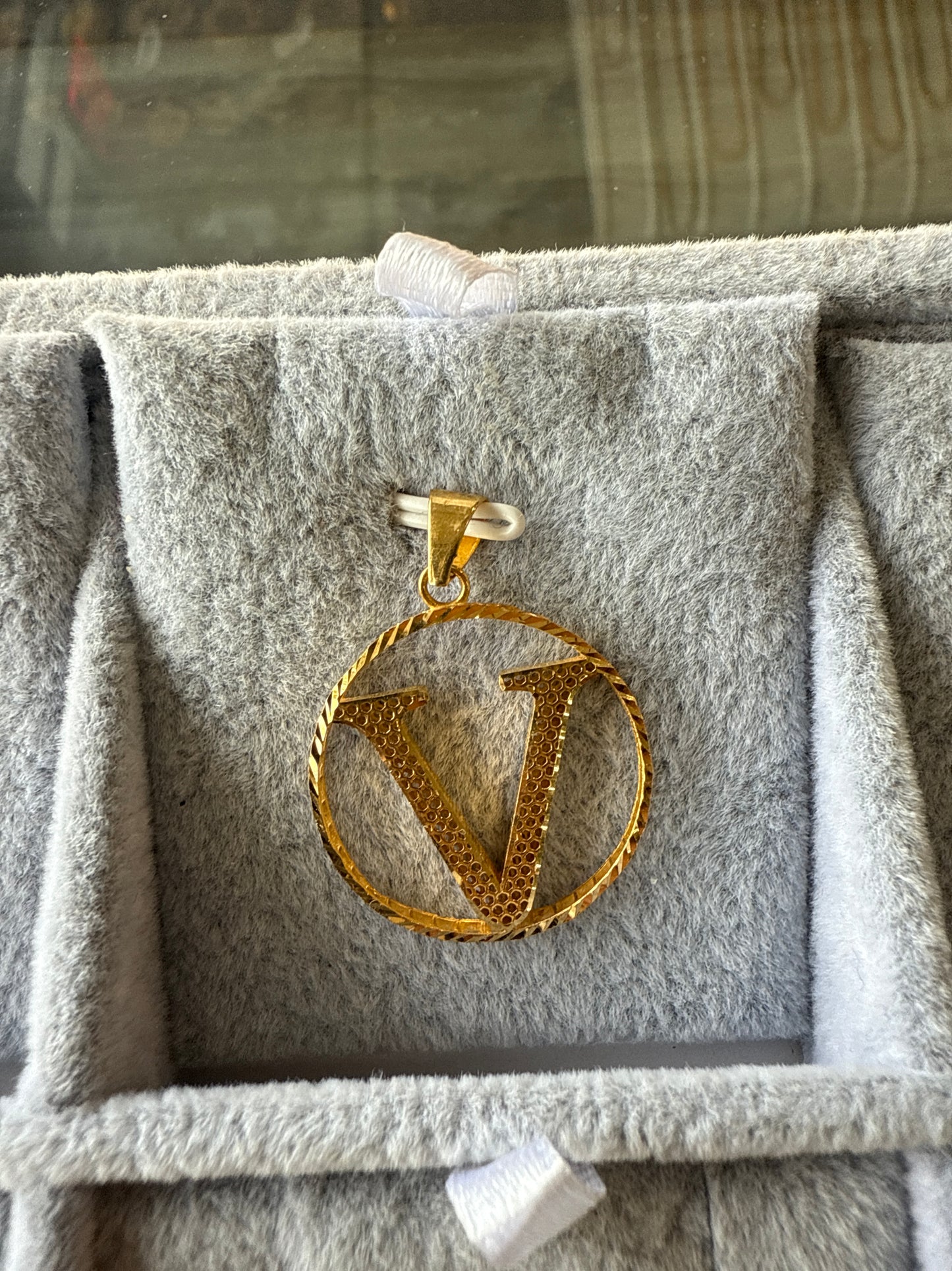 V pendant